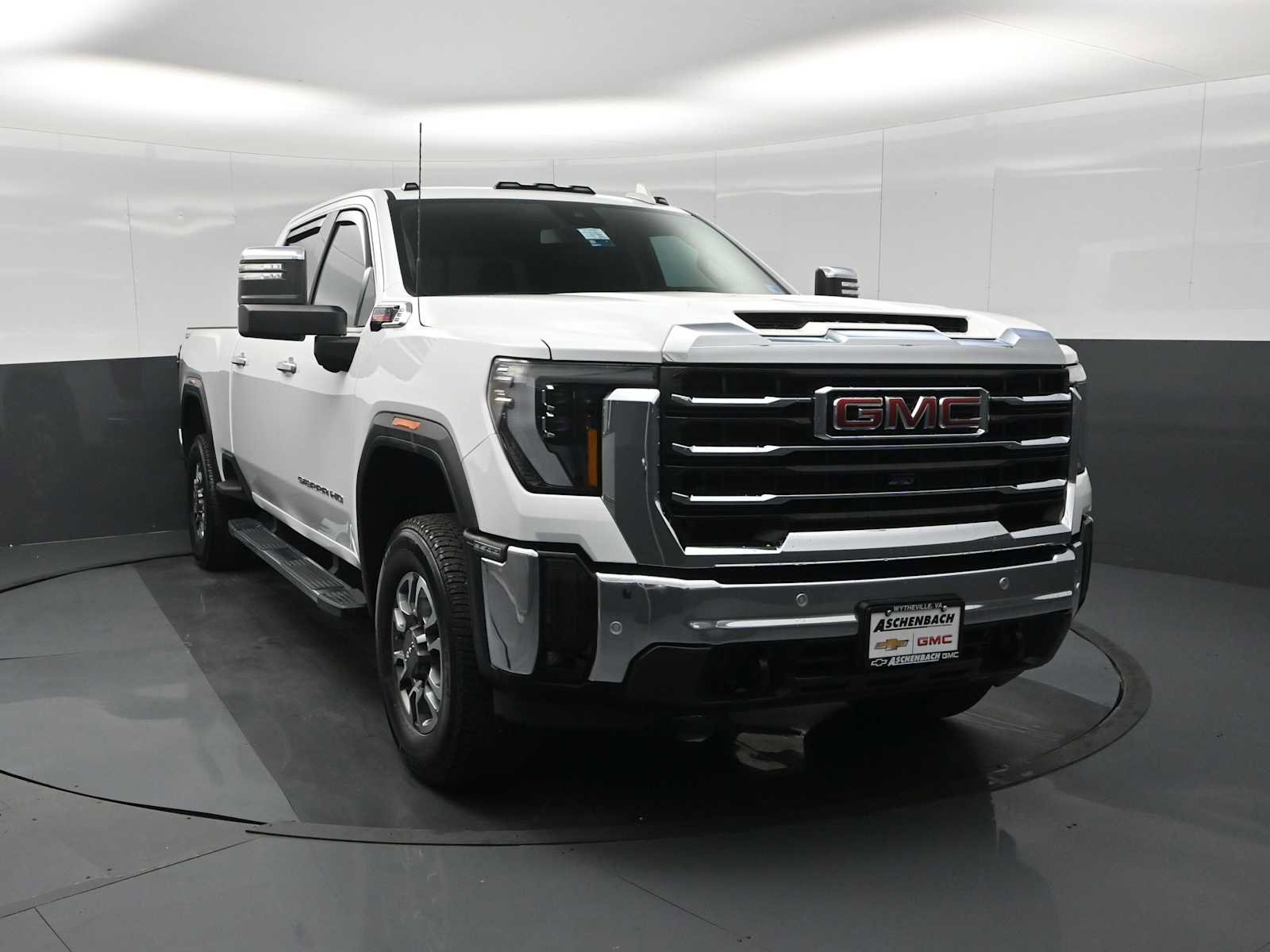 Used 2024 GMC Sierra 3500 SLT w/ SLT Premium Package image 3