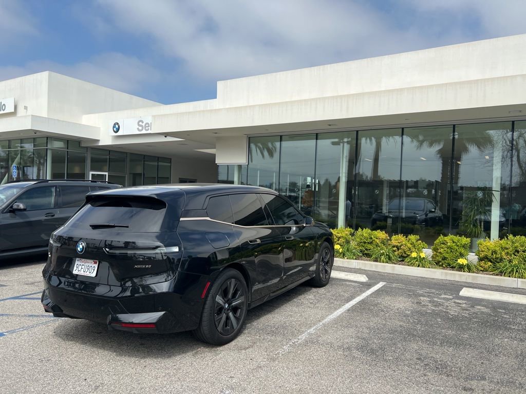 Used 2022 BMW iX xDrive50 w/ Premium Package image 3