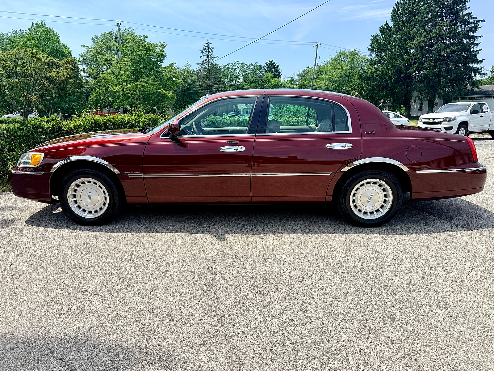 Used 2002 Lincoln Town Car Executive RWD image 9