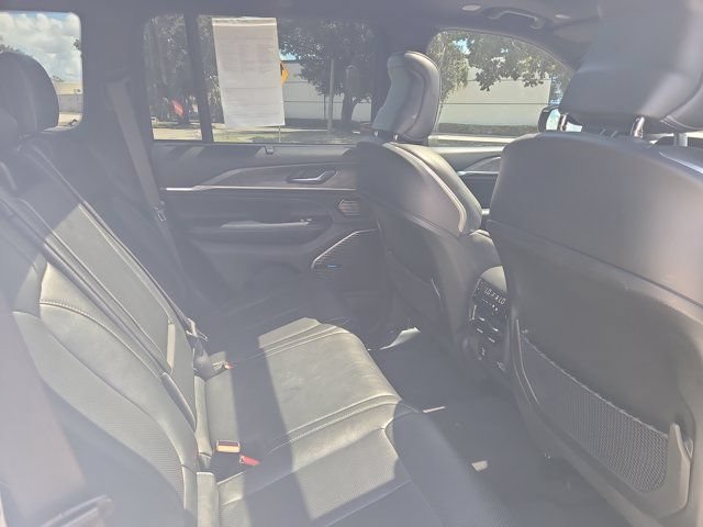 Used 2022 Jeep Grand Cherokee Overland w/ Luxury Tech Group IV RWD image 14