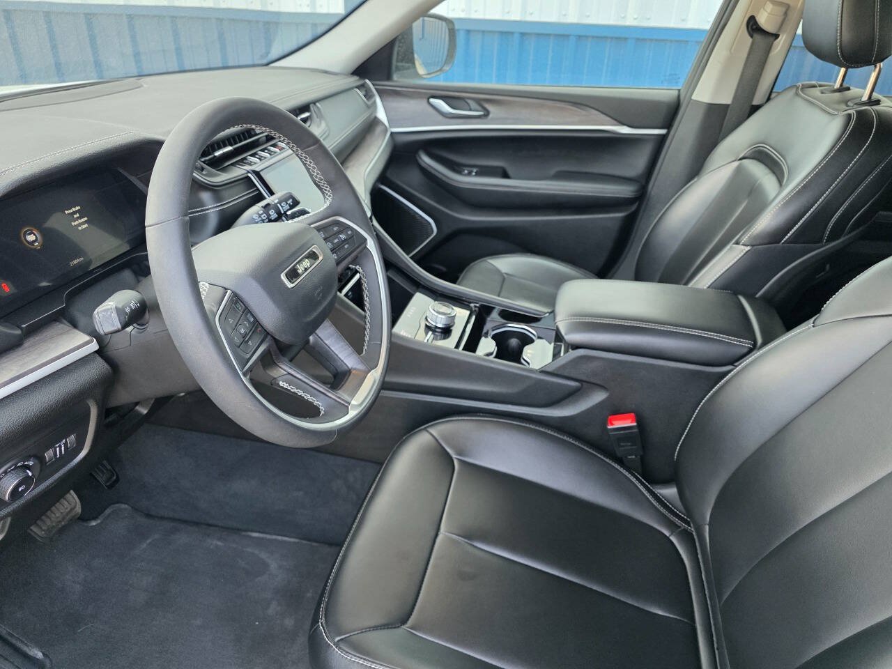 Used 2023 Jeep Grand Cherokee Limited w/ Black Appearance Package AWD/4WD image 8