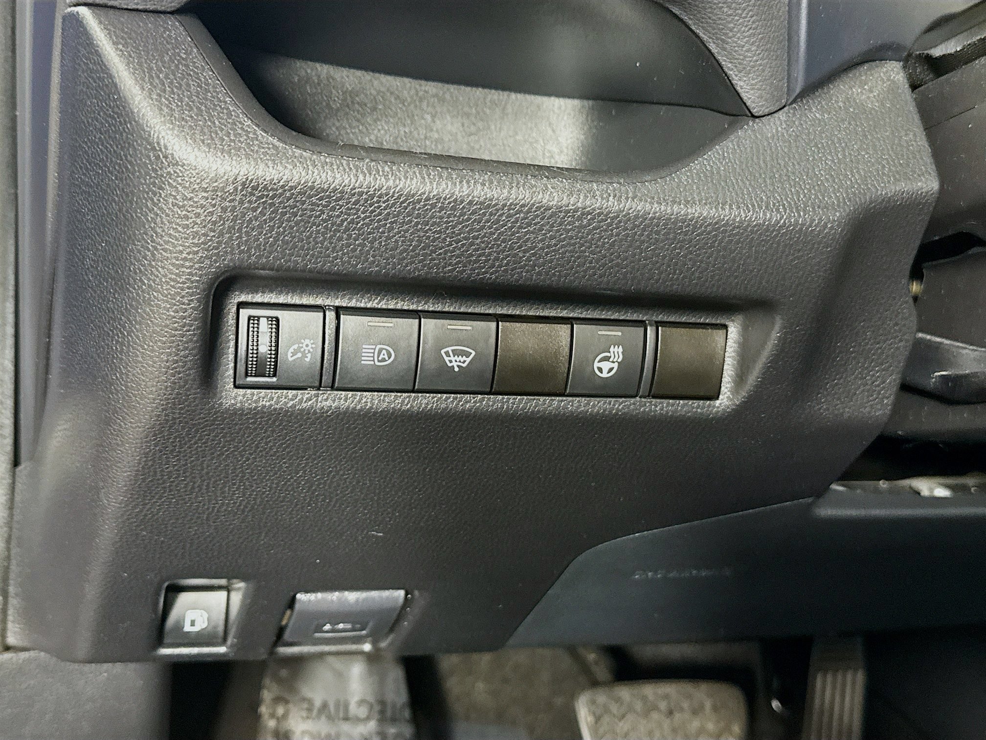 Certified 2021 Toyota RAV4 XLE w/ XLE Grade Weather Package AWD/4WD image 11