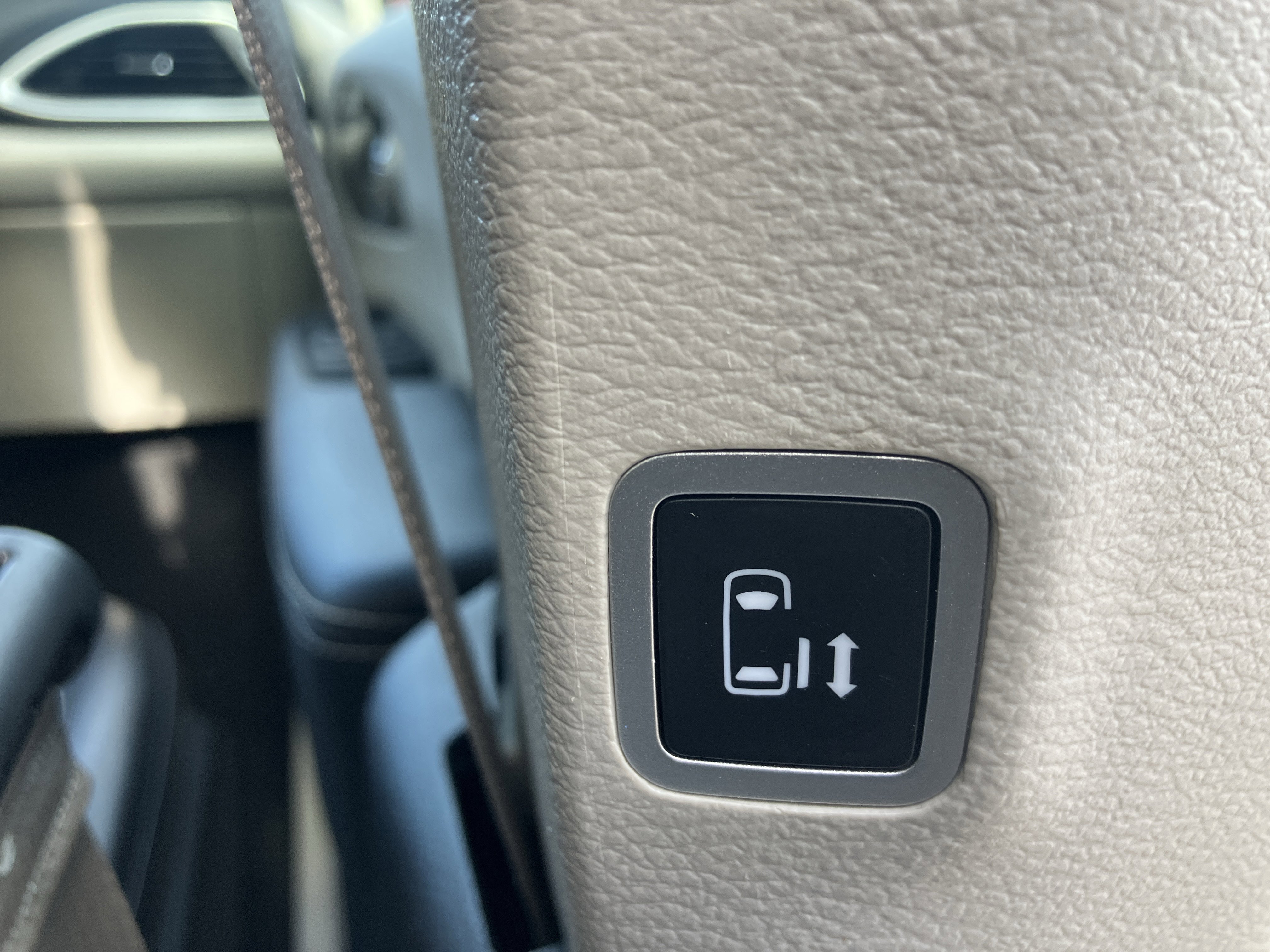 Used 2023 Chrysler Pacifica Touring-L image 11