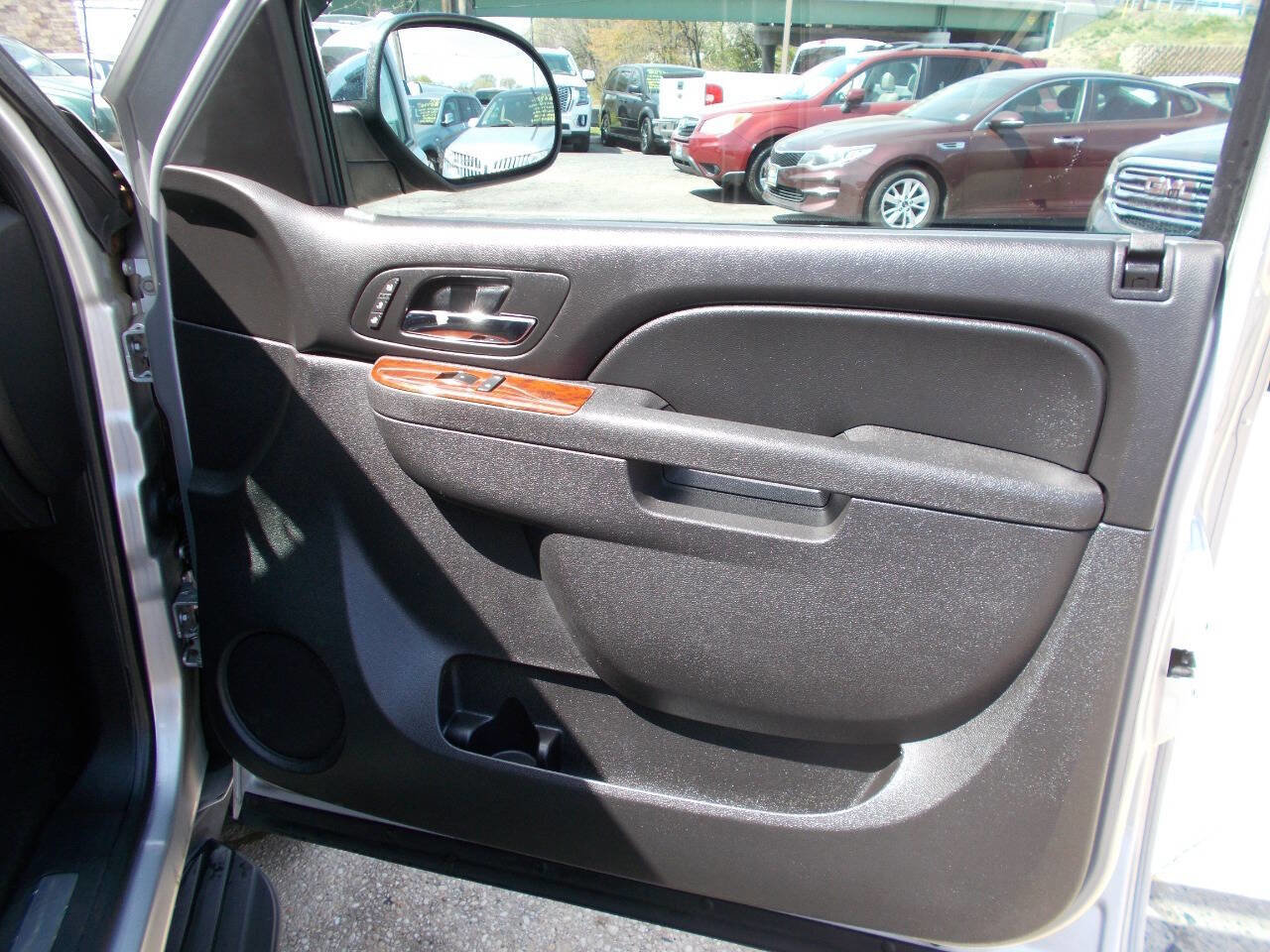 Used 2011 Chevrolet Avalanche LTZ image 18