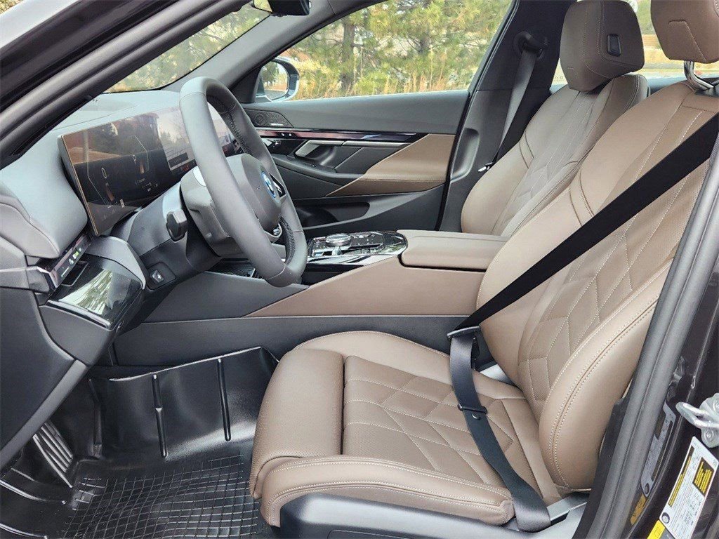 Used 2025 BMW i5 eDrive40i w/ Premium Package image 9