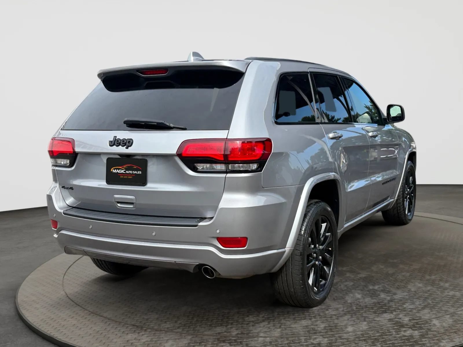 Used 2021 Jeep Grand Cherokee Laredo X AWD/4WD image 10