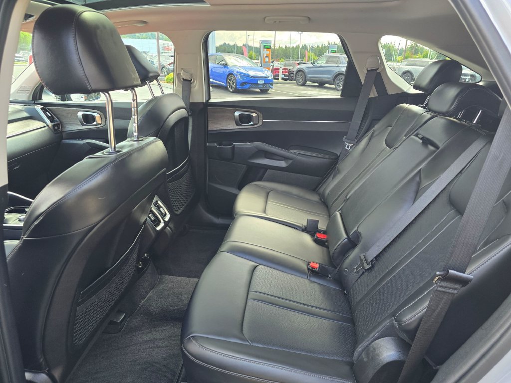 Used 2023 Kia Sorento S w/ Panoramic Sunroof Package AWD/4WD image 10