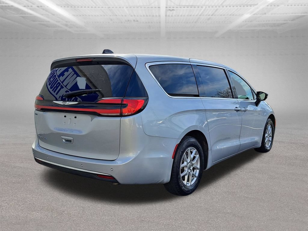 Used 2024 Chrysler Pacifica Touring-L FWD image 8