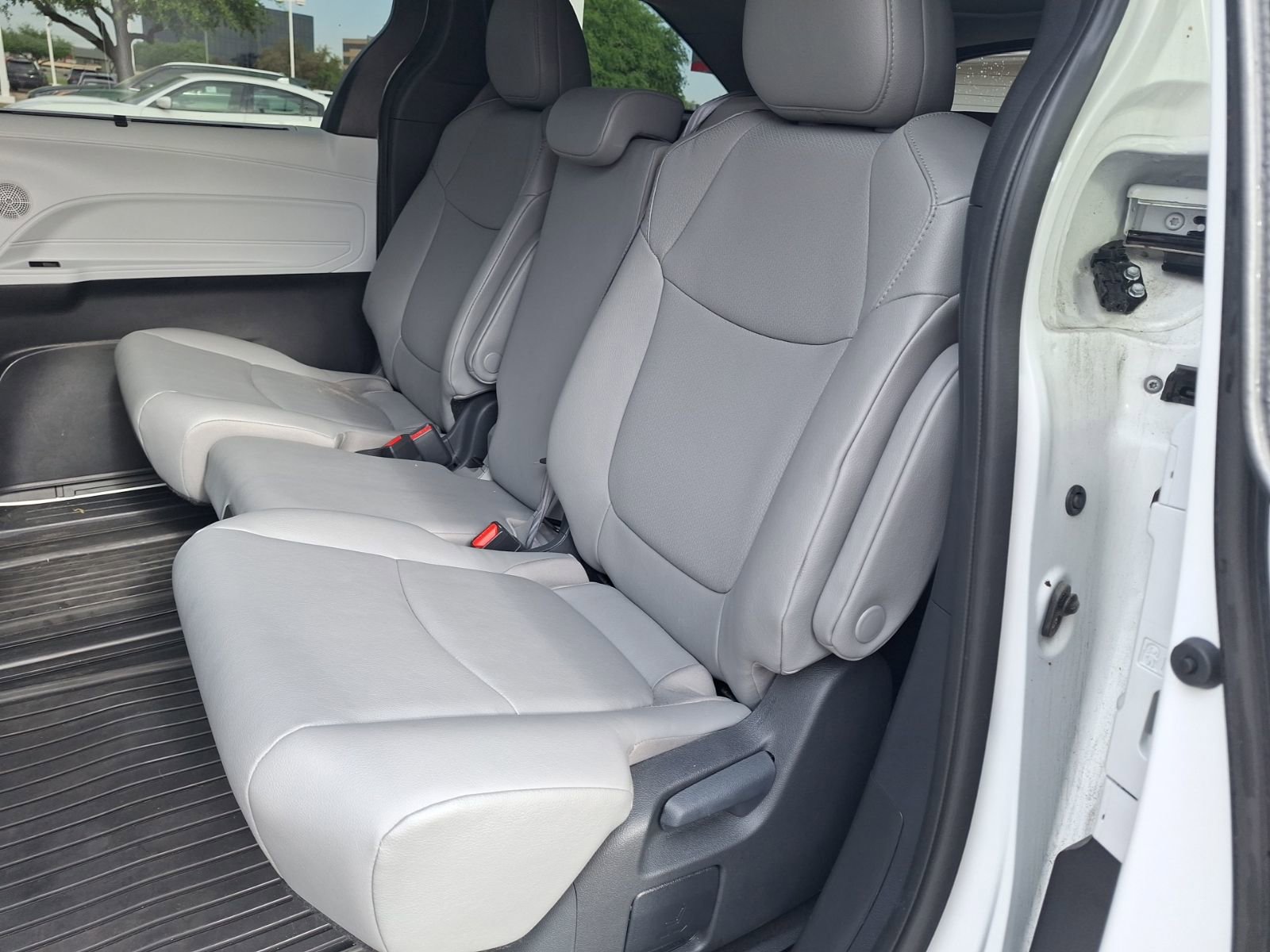 Used 2025 Toyota Sienna XLE image 31