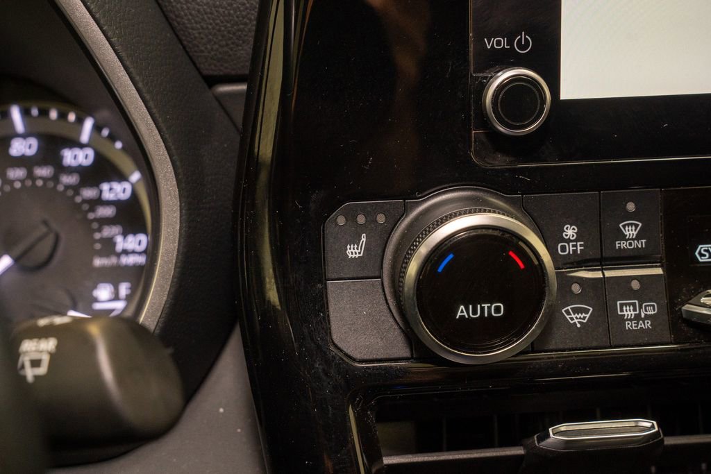 Used 2023 Toyota Highlander XLE image 16