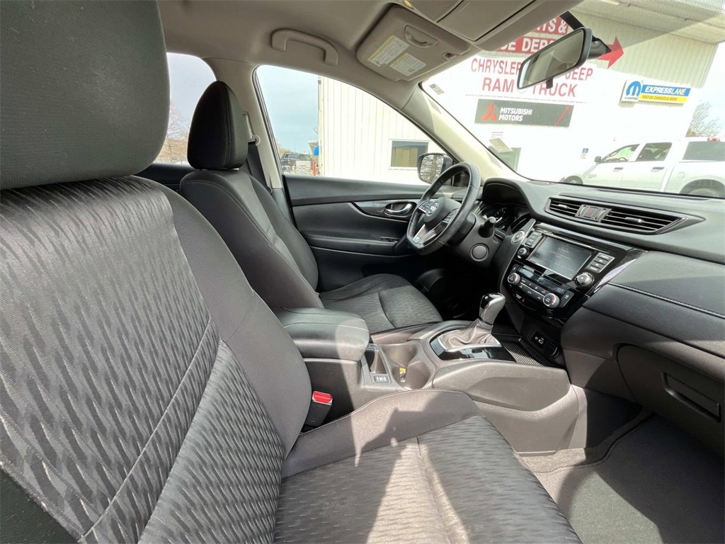Used 2018 Nissan Rogue SV image 16