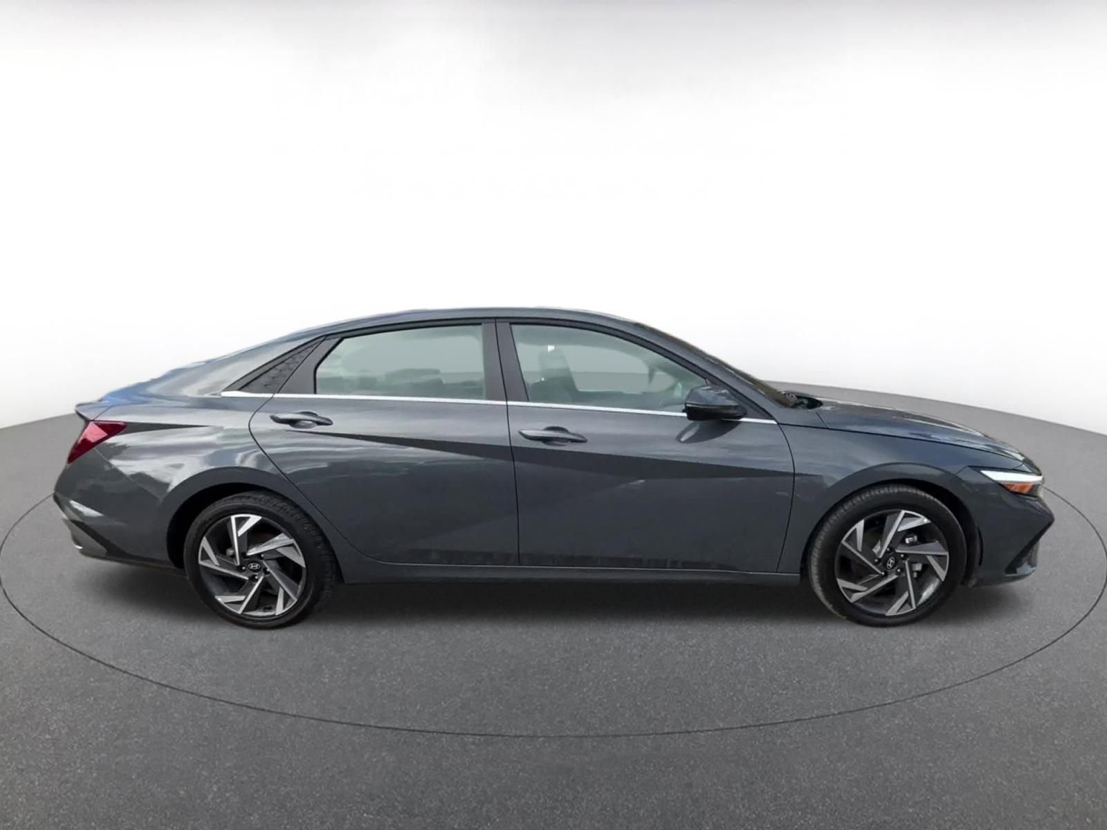 Used 2025 Hyundai Elantra Limited image 16