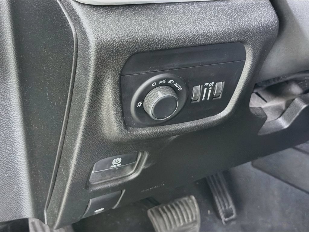 Used 2023 Jeep Grand Cherokee Laredo AWD/4WD image 13