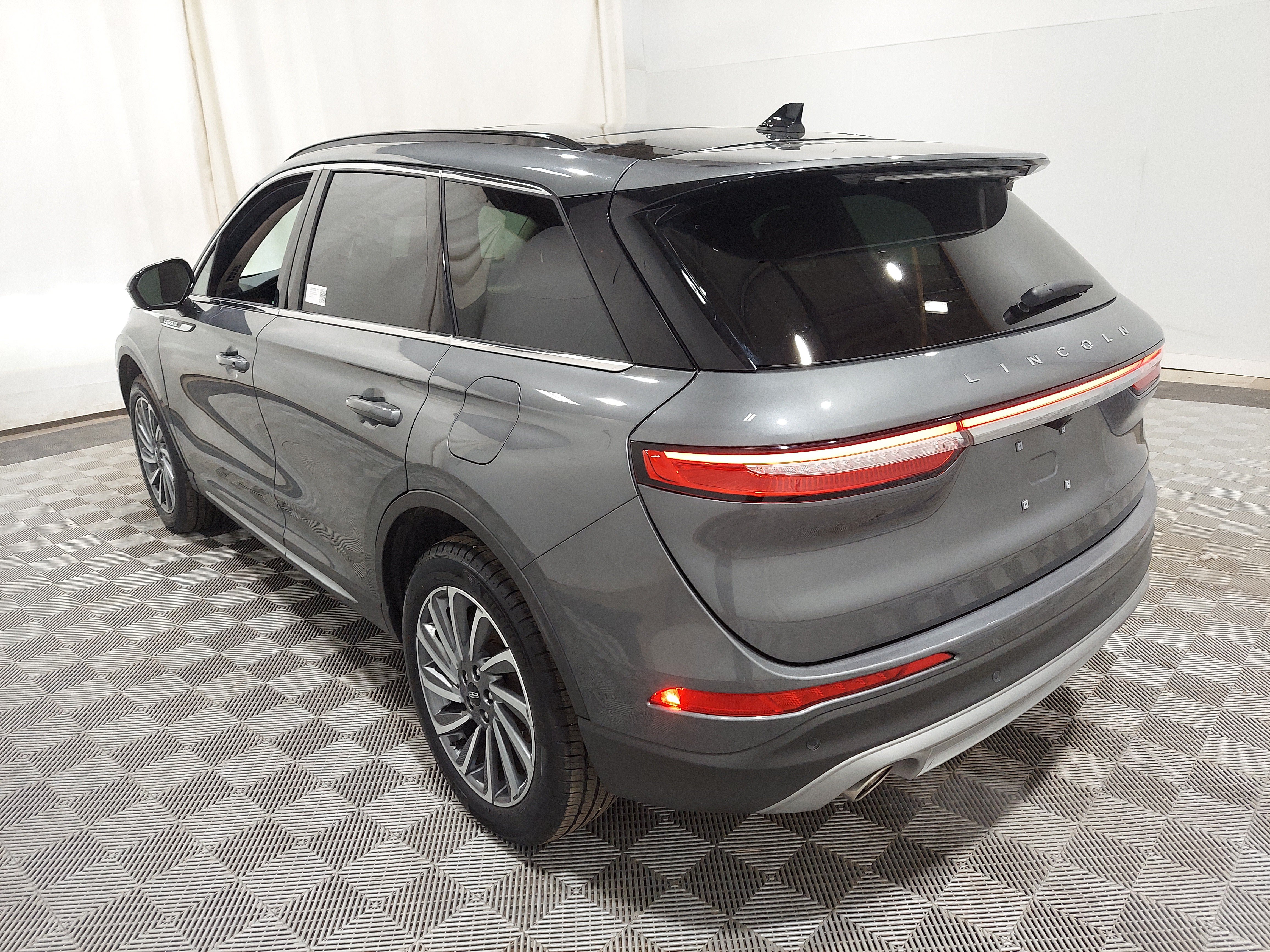 Used 2026 Lincoln Corsair Reserve AWD/4WD image 2