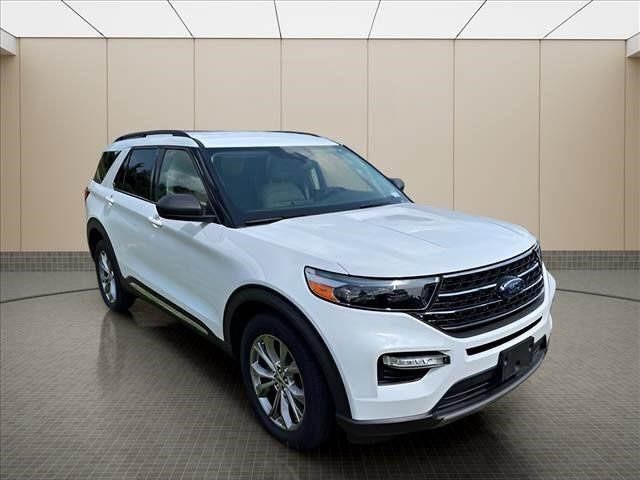 Used 2020 Ford Explorer XLT w/ Equipment Group 202A AWD/4WD image 8