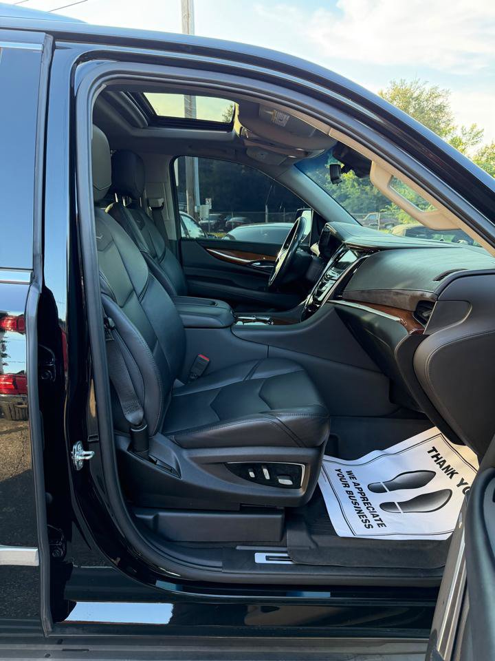 Used 2019 Cadillac Escalade Luxury AWD/4WD image 17