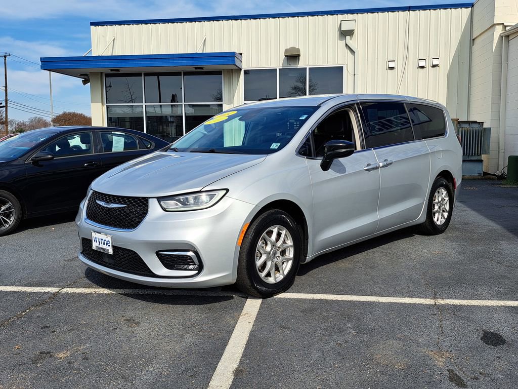 Used 2024 Chrysler Pacifica Touring-L image 3