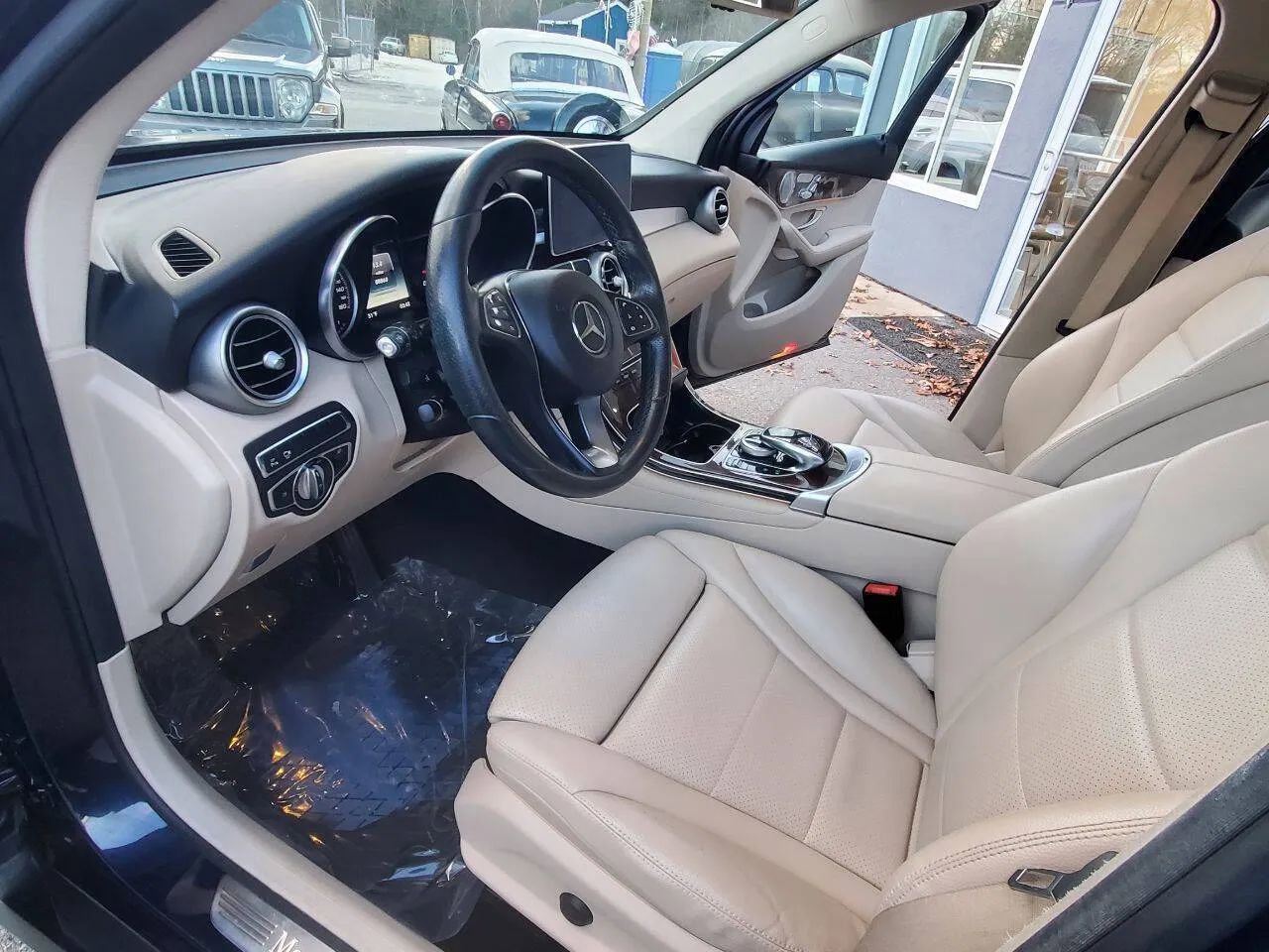 Used 2017 Mercedes-Benz GLC 300 4MATIC image 7
