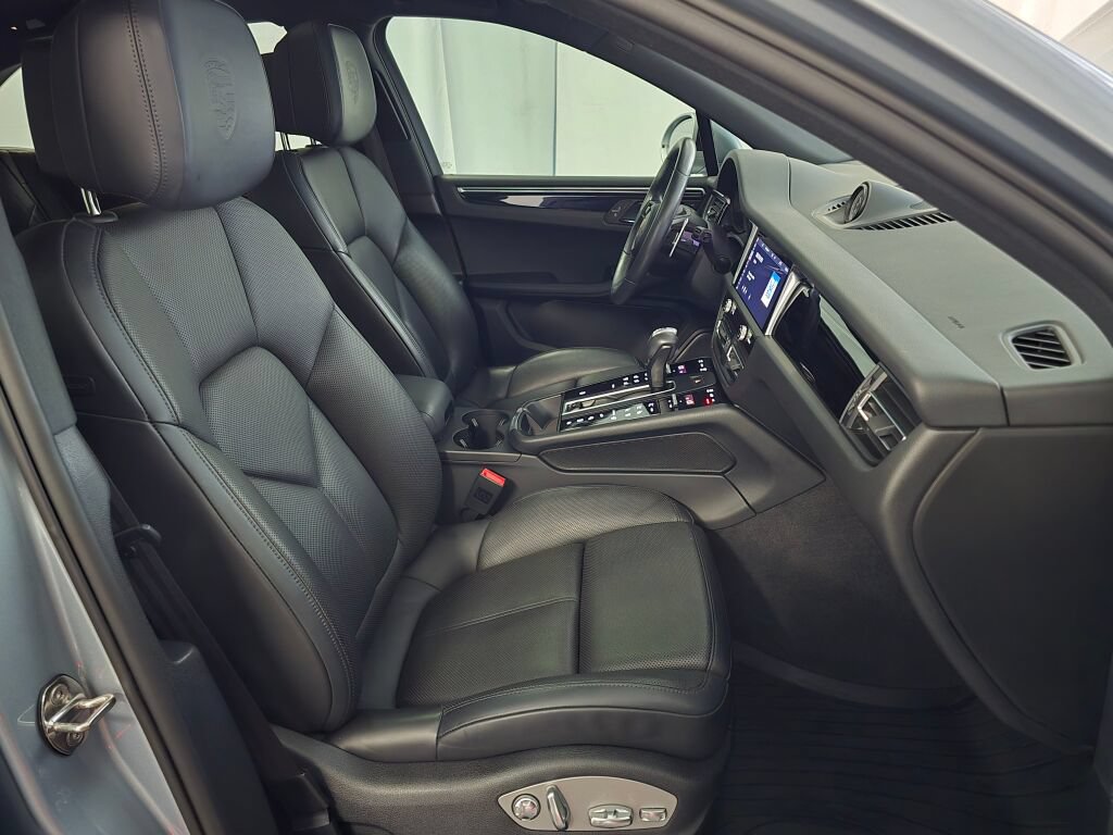 Certified 2023 Porsche Macan AWD/4WD image 28