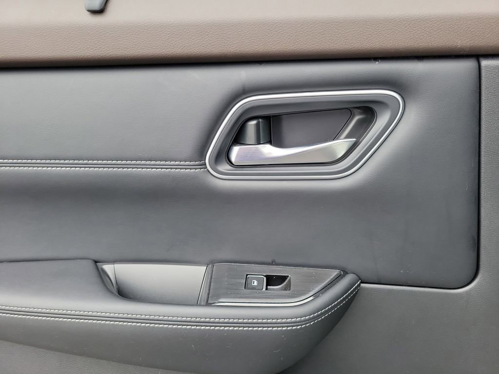 Used 2021 Nissan Rogue Platinum image 14