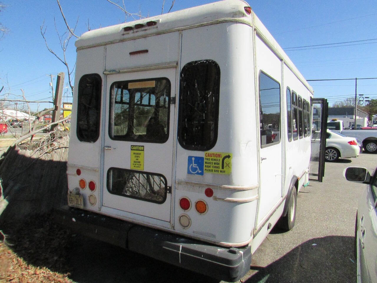 Used 2011 Ford E-450 and Econoline 450 Super Duty w/ Shuttle Bus Prep Pkg RWD image 3