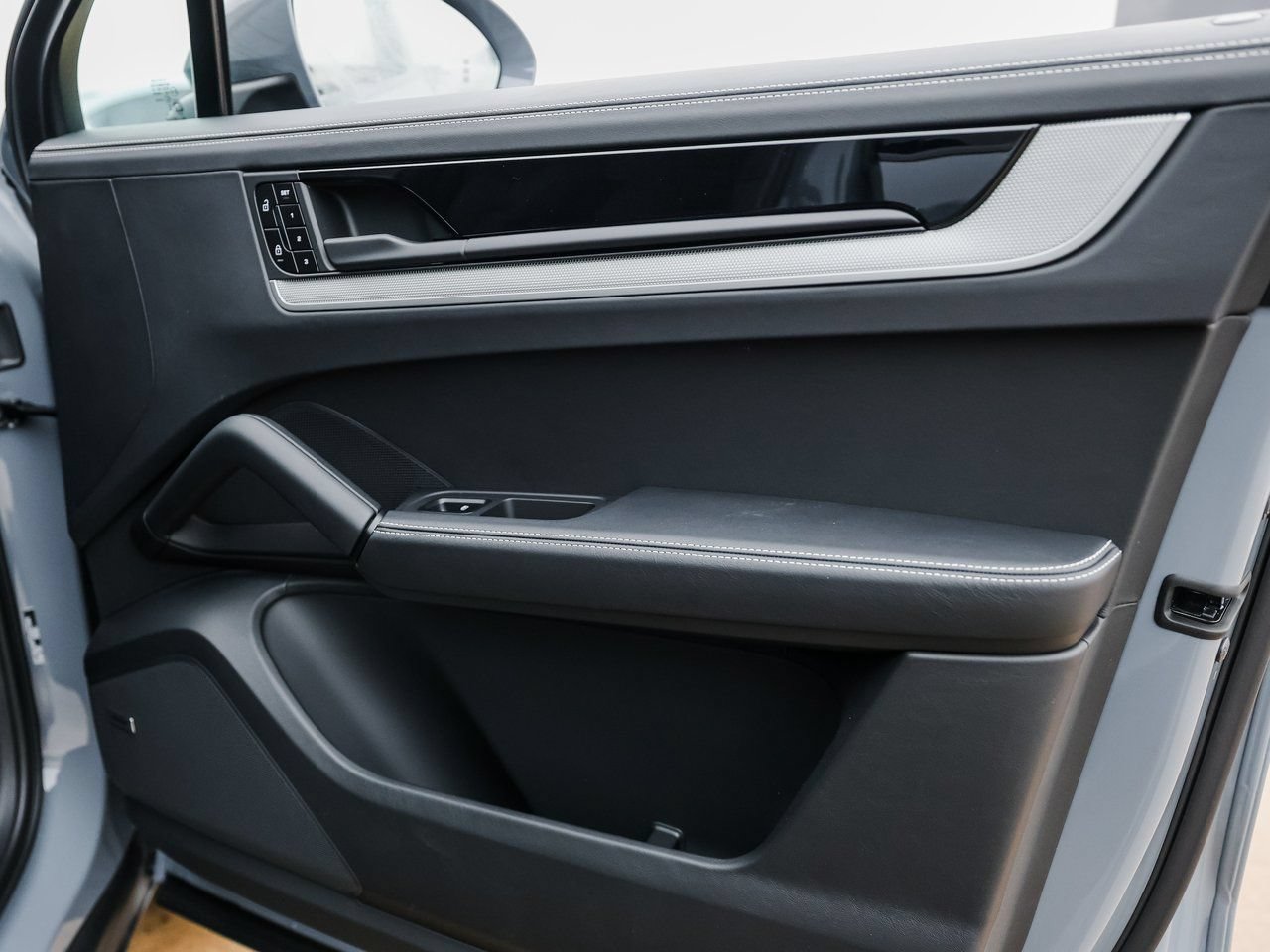 New 2026 Porsche Cayenne Coupe AWD/4WD image 27