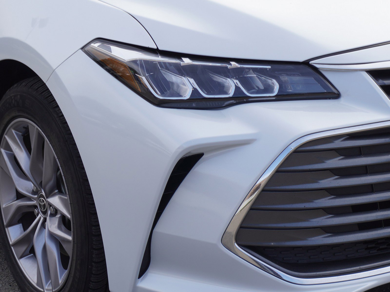 Used 2021 Toyota Avalon XLE w/ Moonroof Package image 3