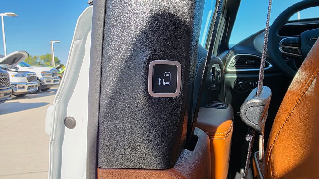 New 2026 Chrysler Pacifica Pinnacle image 31