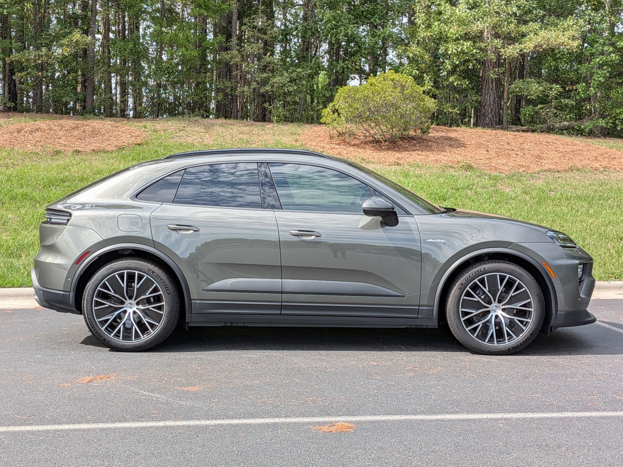 Certified 2025 Porsche Macan Electric RWD image 33