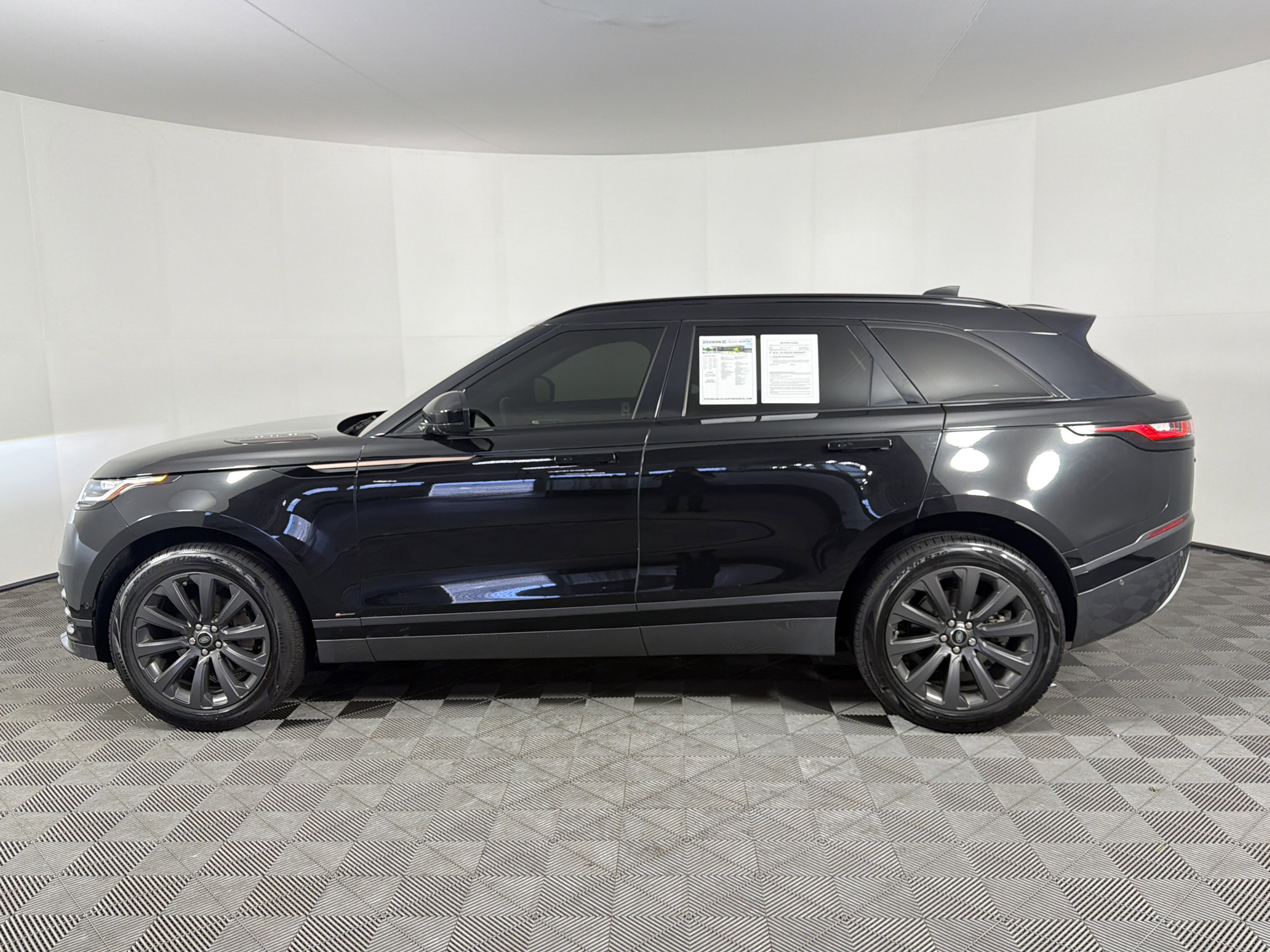 Used 2019 Land Rover Range Rover Velar R-Dynamic SE AWD/4WD image 24