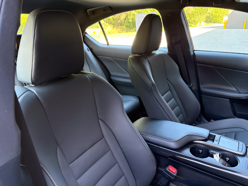 Used 2024 Lexus IS 500 RWD image 31