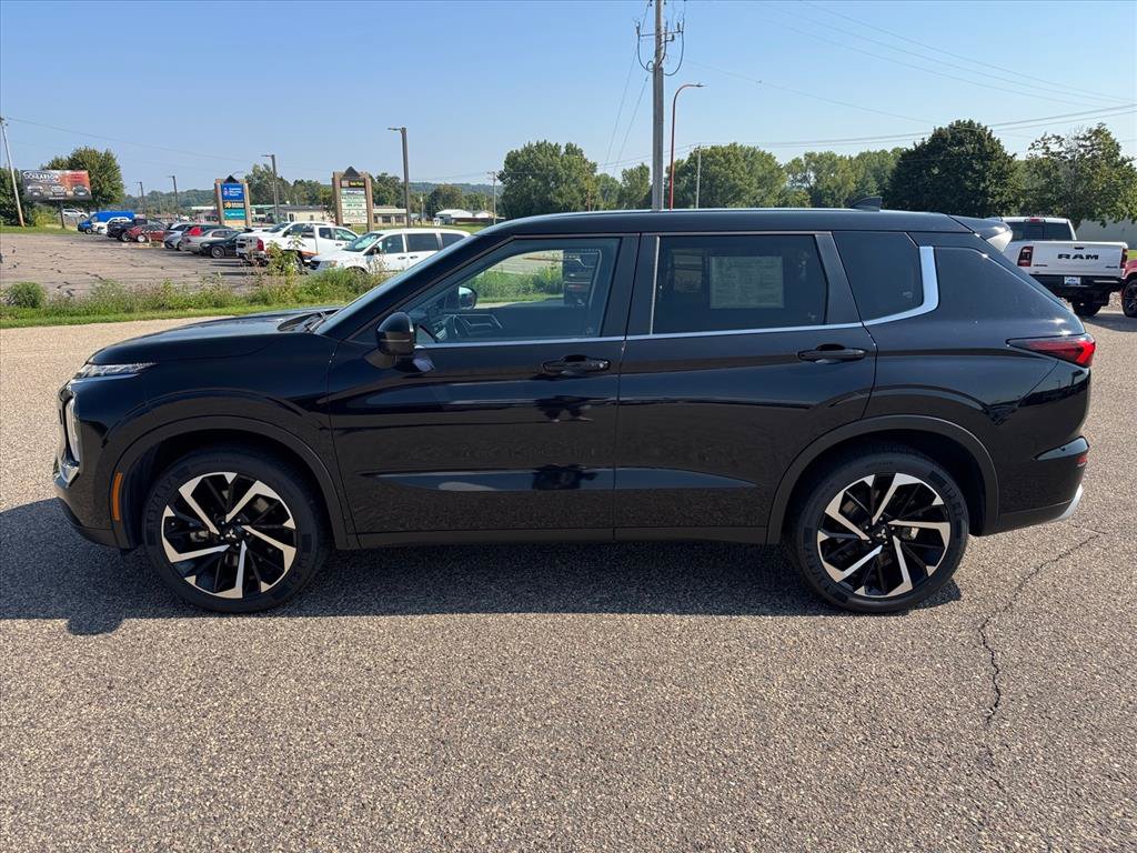 Used 2024 Mitsubishi Outlander SE AWD/4WD image 2