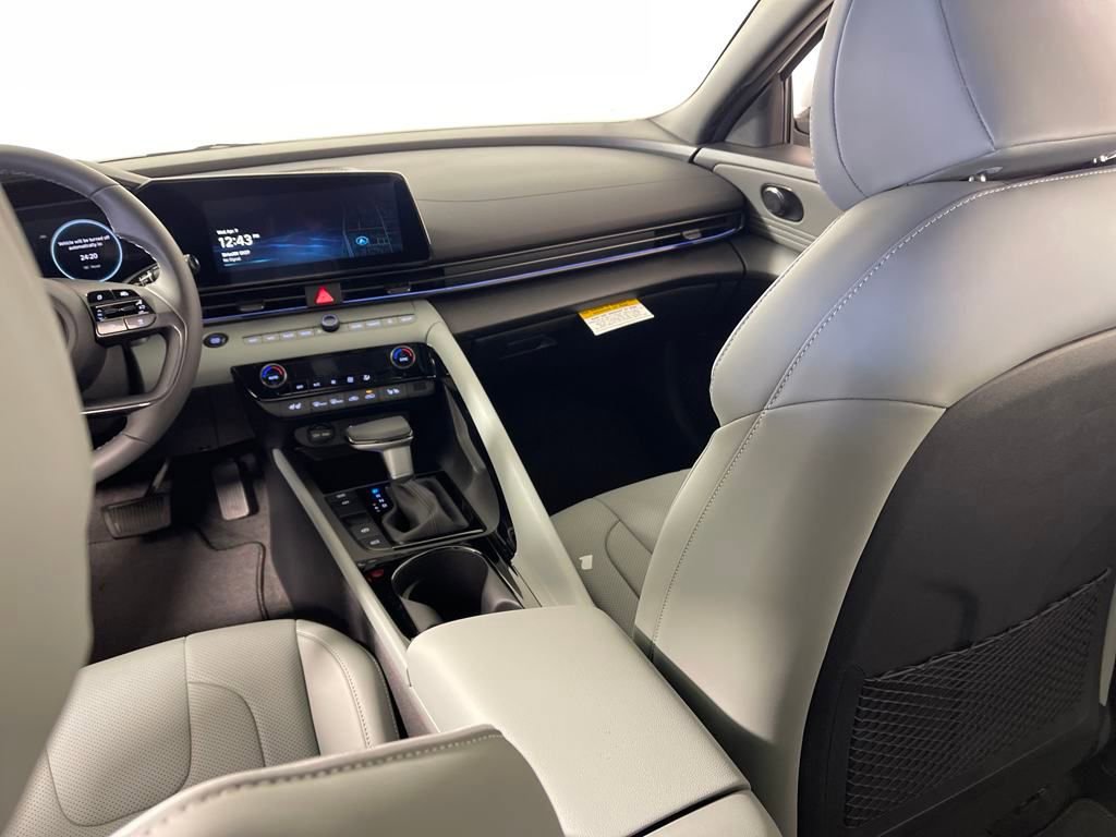 New 2025 Hyundai Elantra Limited image 17