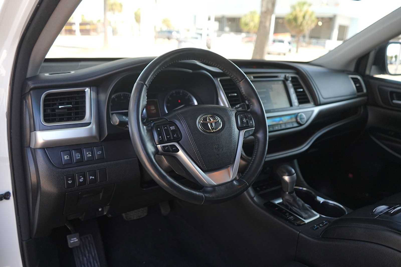 Used 2017 Toyota Highlander Limited Platinum FWD image 2