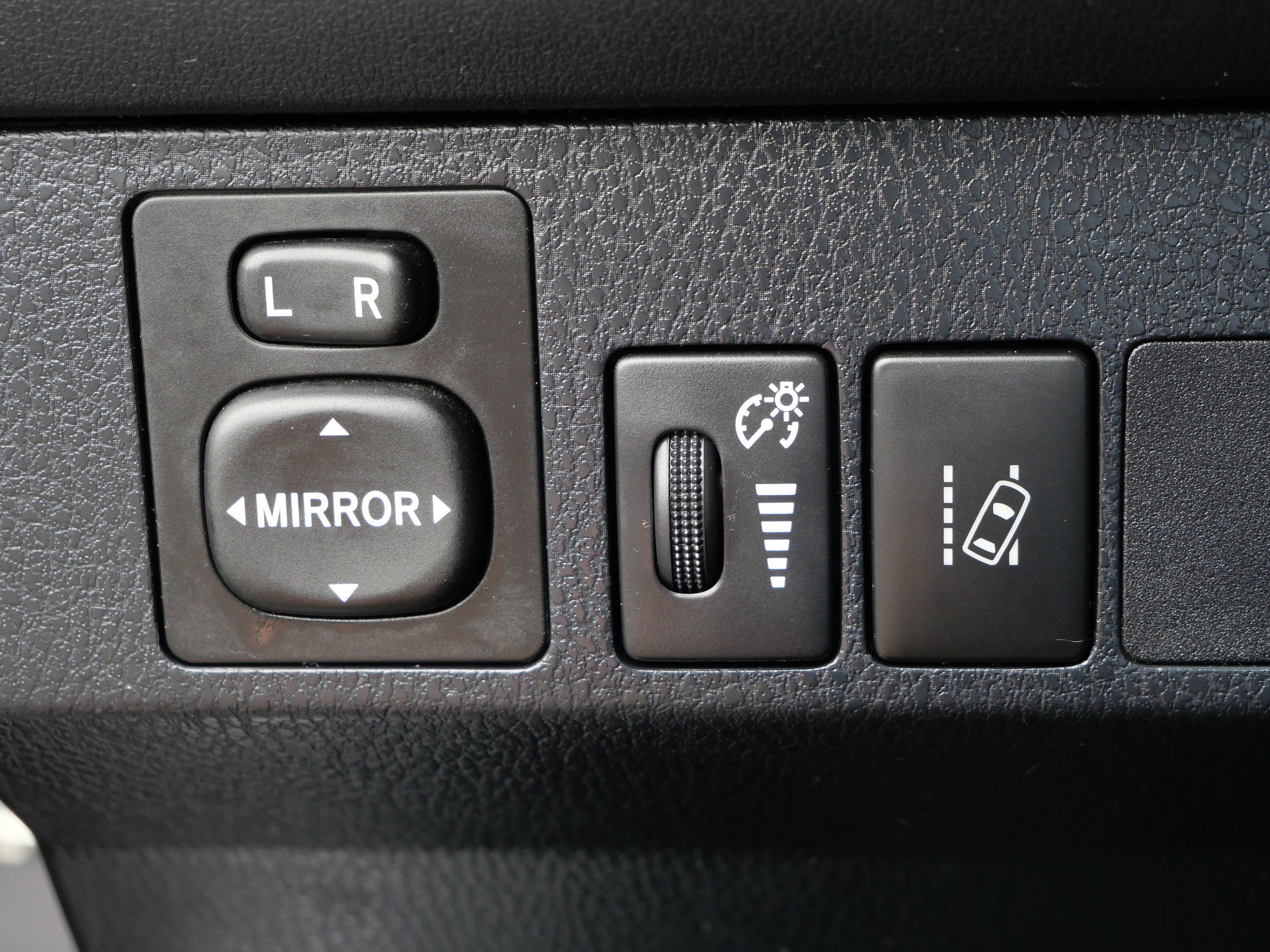 Used 2018 Toyota RAV4 LE w/ Carpet Mat Package AWD/4WD image 26