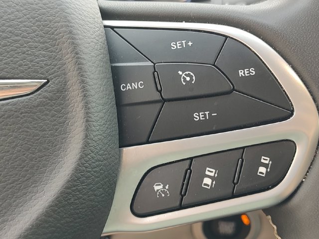 Used 2023 Chrysler Pacifica Touring-L FWD image 21