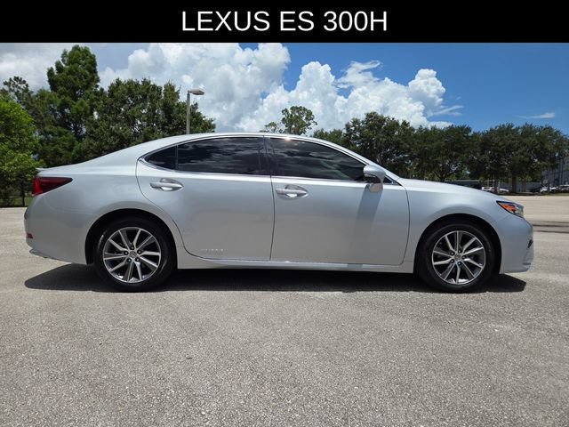 Used 2017 Lexus ES 300h w/ Luxury Package FWD image 2