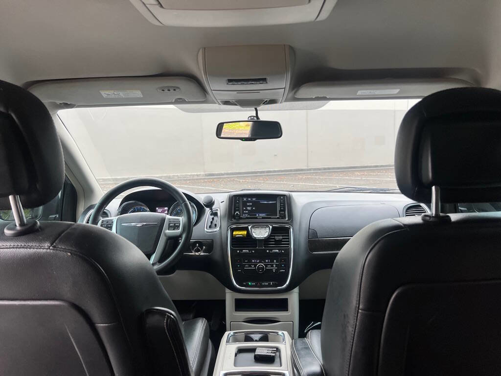 Used 2013 Chrysler Town & Country Touring image 11