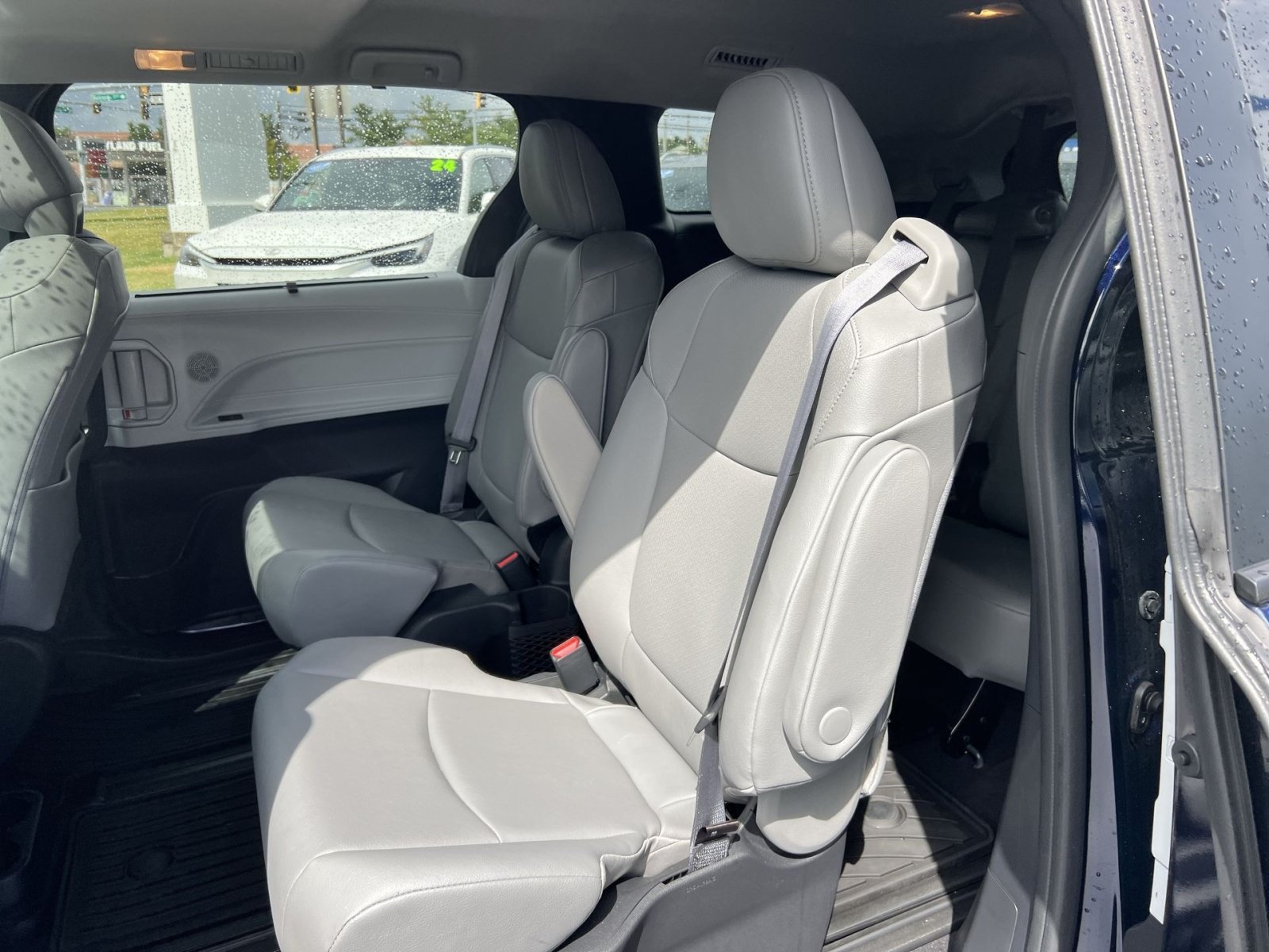 Used 2025 Toyota Sienna XLE w/ XLE Plus Package AWD/4WD image 24