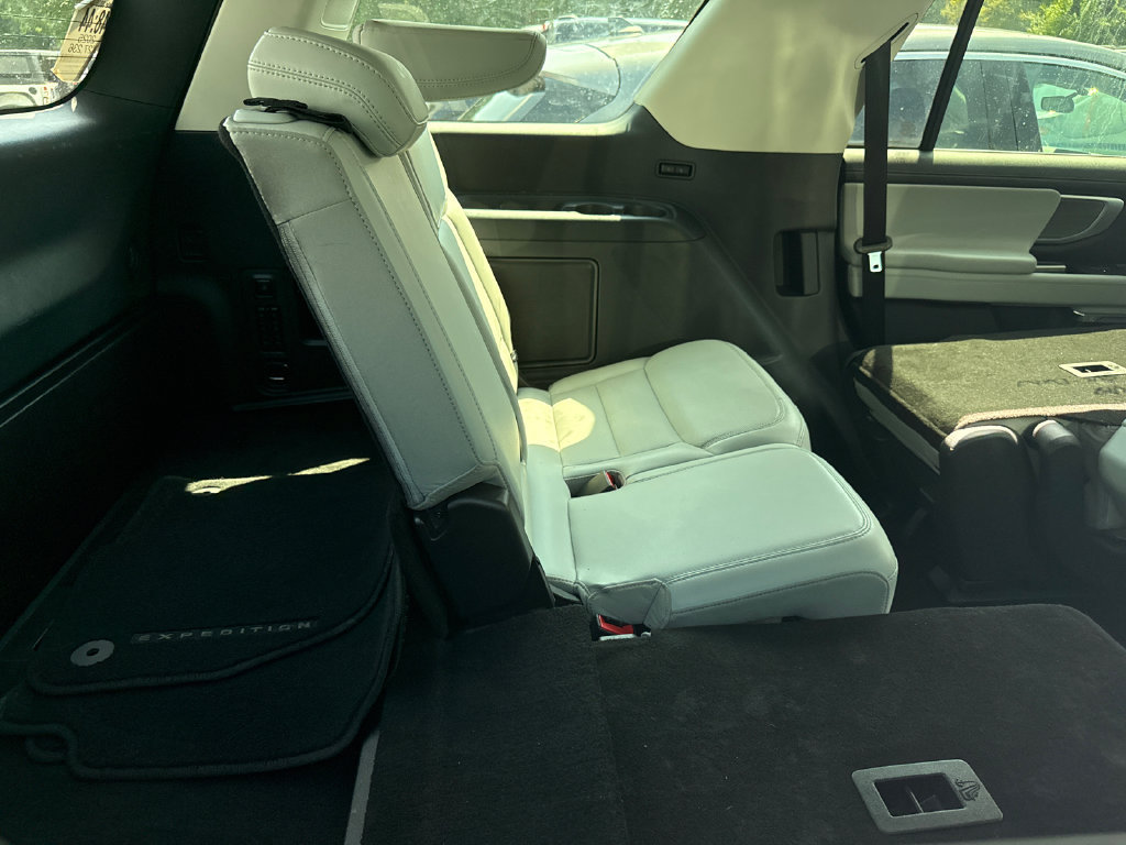 Used 2025 Ford Expedition Platinum w/ Driver's Package AWD/4WD image 16