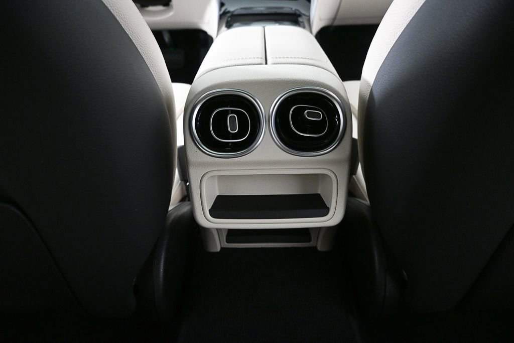 Used 2025 Mercedes-Benz C 300 Sedan image 17