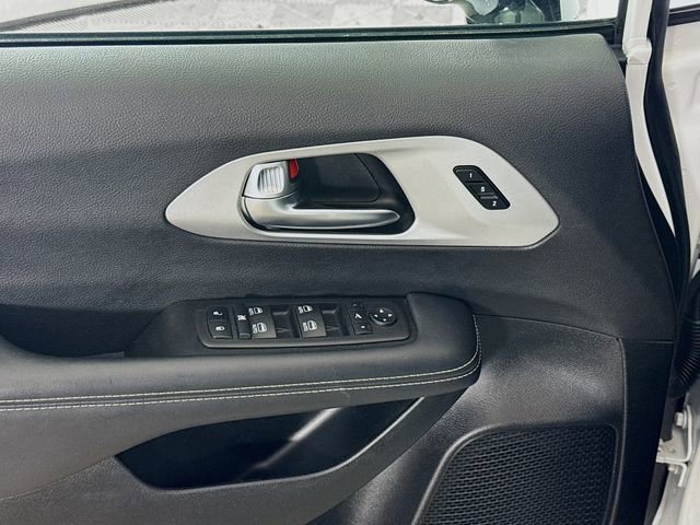 Used 2025 Chrysler Pacifica Limited image 18