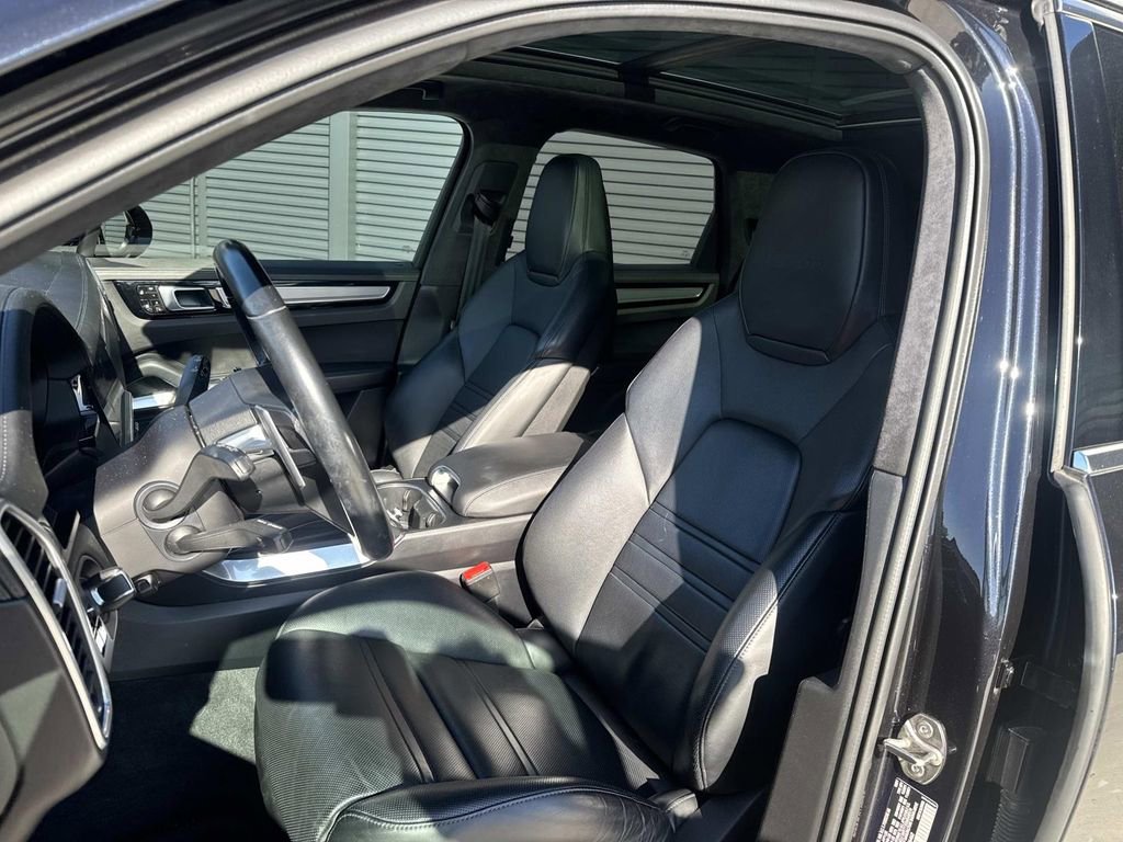 Used 2021 Porsche Cayenne Turbo image 5