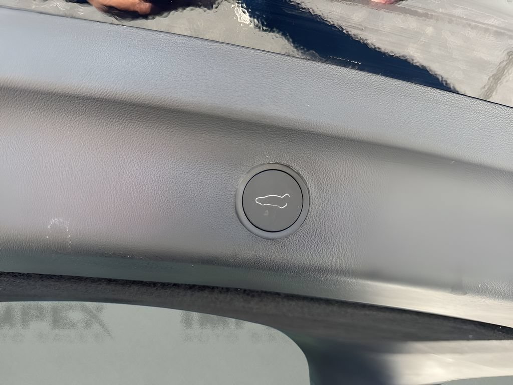 Used 2025 Tesla Model Y Long Range RWD image 32