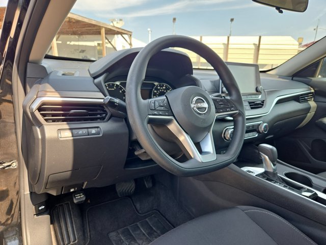 Used 2025 Nissan Altima 2.5 SV FWD image 12