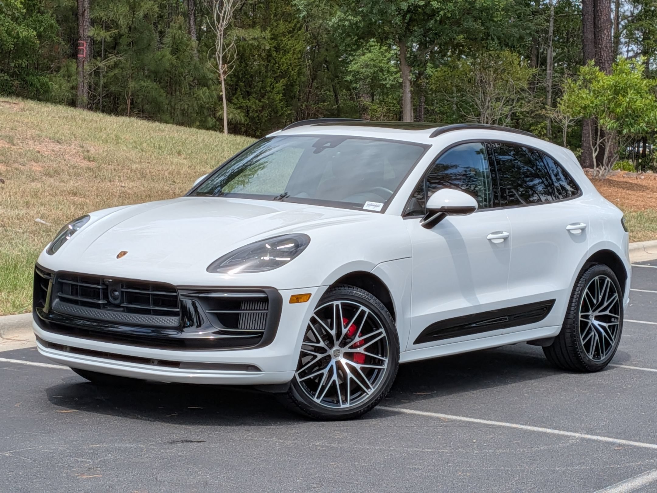 Certified 2024 Porsche Macan S AWD/4WD image 1