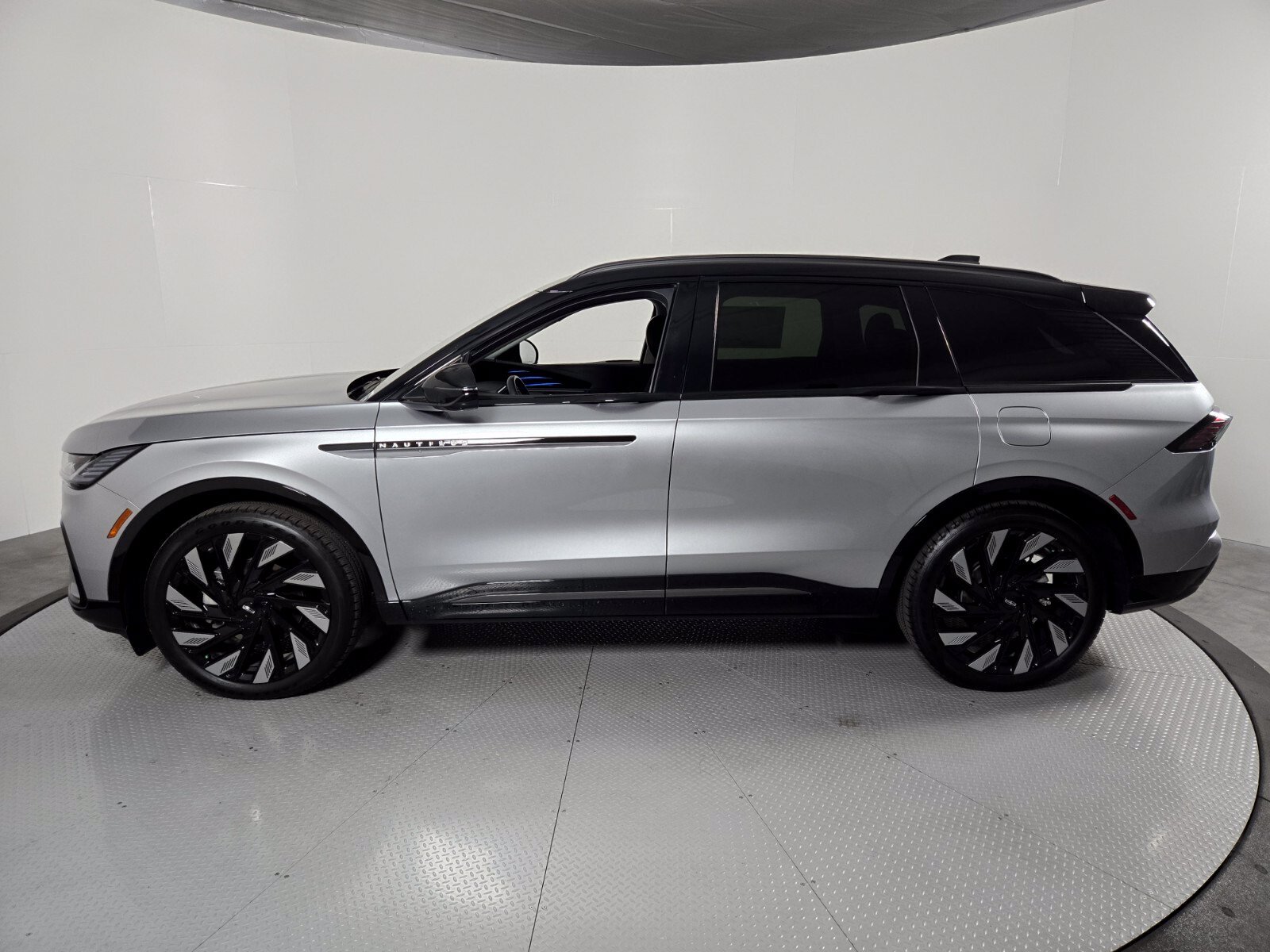 New 2026 Lincoln Nautilus Reserve w/ Jet Appearance Package AWD/4WD image 8