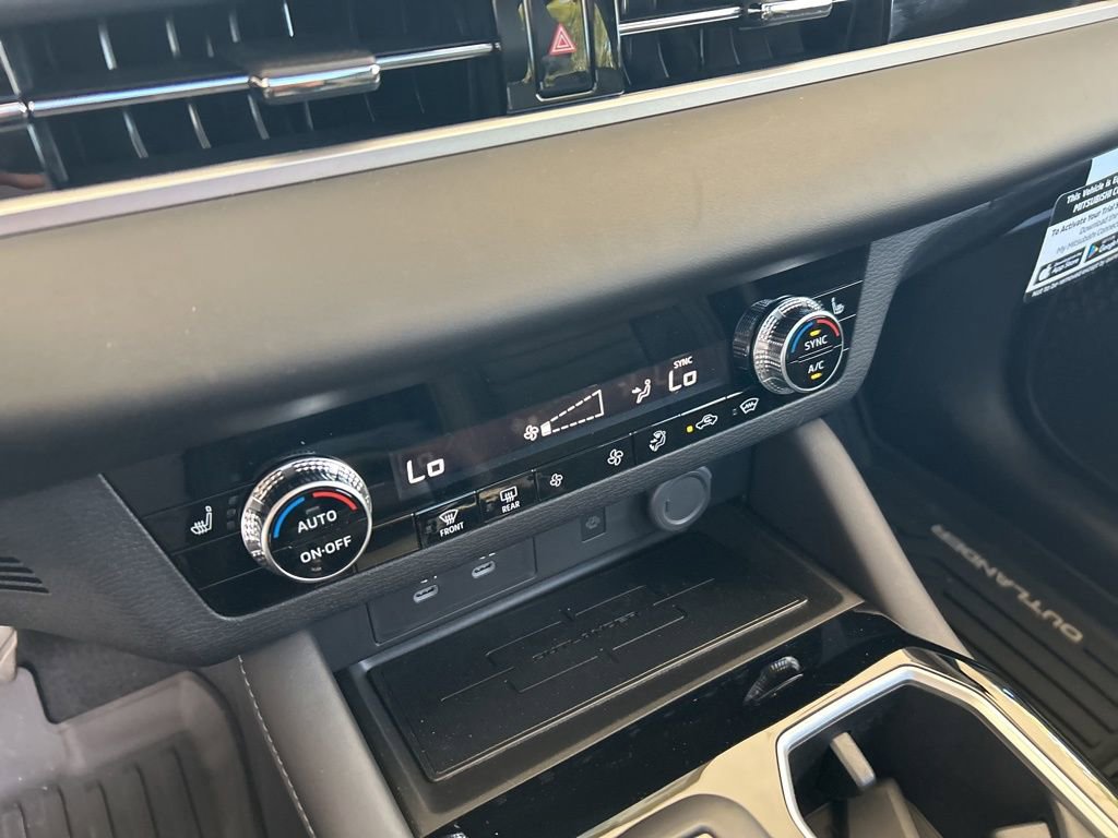 New 2025 Mitsubishi Outlander SE image 38
