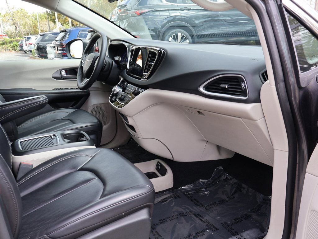 Used 2023 Chrysler Pacifica Touring-L FWD image 29