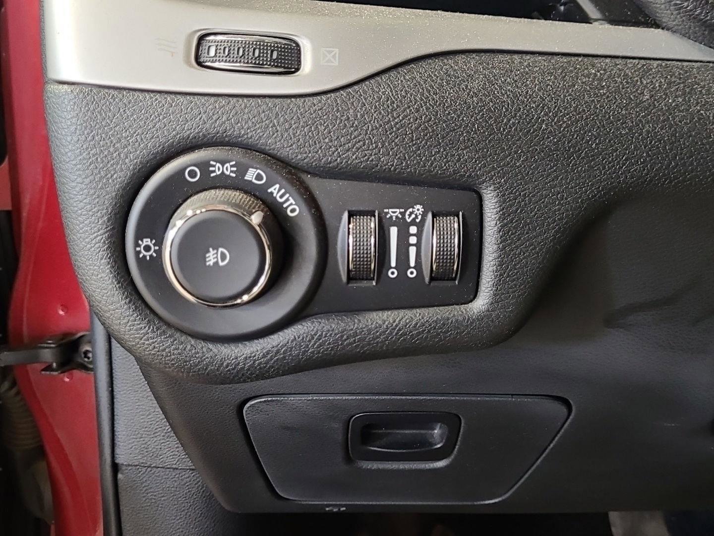 Used 2015 Jeep Cherokee Limited w/ Trailer Tow Group image 32